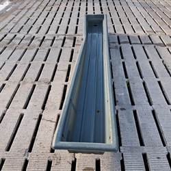 1 stk. brugt fodertrug i plast 300x45 cm. (Cosnet)